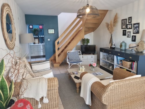 Le salon de Ty Coz Breizh, chambres d'hôtes situées à Lorient, Bretagne Sud, avec une décoration cosy et accueillante, des fauteuils confortables et une ambiance chaleureuse idéale pour se détendre après une journée de visites