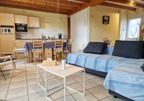 Salon et cuisine maison le bugul au sud de belle ile en mer - maisons de Kerdavid ile