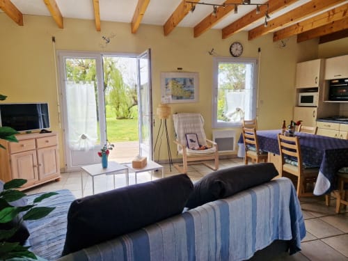 Pièce de vie ouverte sur le beau jardin de la maison "Le Bugul" - calme et tranquillité aux maisons de Kerdavid ile à belle ile en mer