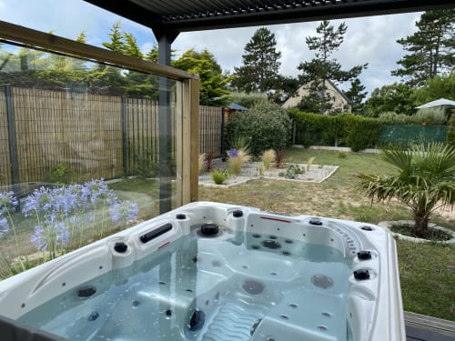 jacuzzi extérieur, couvert avec vue jardin 