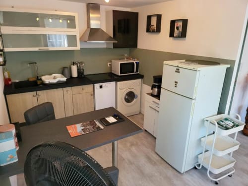 Cuisine-séjour moderne de l'appartement La Conciergerie de Nathalie à Dinan, avec équipements et espace détente