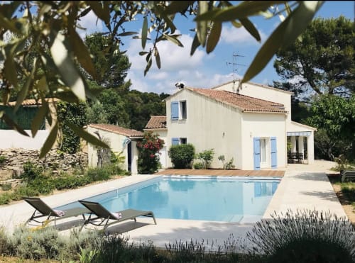Villa Moka in der La Conciergerie De Franck in Boissieres mit Swimmingpool, Sonnenliegen und mediterraner Architektur