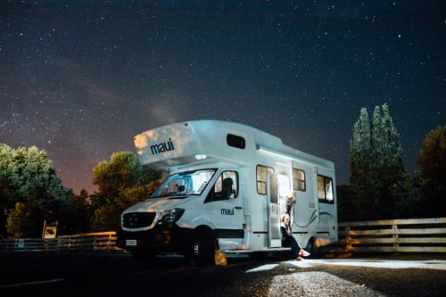 Camping-car blanc Maui garé sous un ciel étoilé au Camping La Lézardière, La Valette du Var