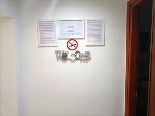 Cartello di divieto di fumare con manifesti informativi presso l'appartamento Newhouse a Bari, Italia
