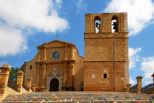 Chiesa storica in arenaria con campanile a Porto Empedocle, vicino all'appartamento costiero Stella Marina Agrigento