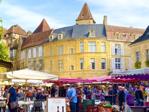 Marché hebdomadaire de Sarlat - cité médiévale - chambres d’hôtes Ô Clair de Lune
