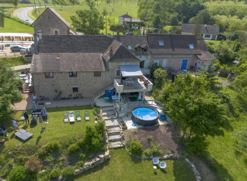 Luftaufnahme des Gästehauses La Maison de la Colline B&B in Vers, Frankreich mit Pool, Gärten und Landschaft