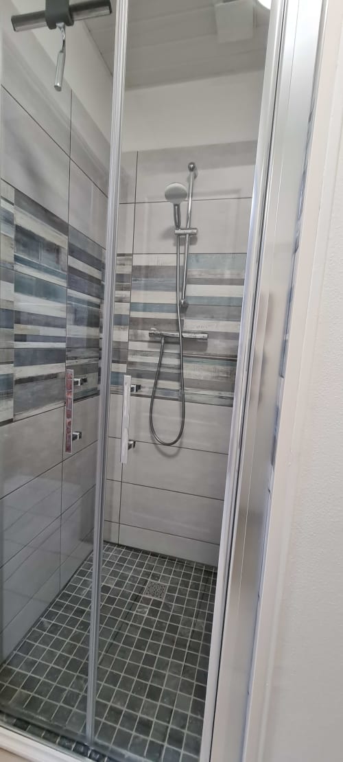 Douche à l'italienne moderne avec carrelage rayé et pomme de douche pluie au gîte Relais des Iles, Saint-Marcouf