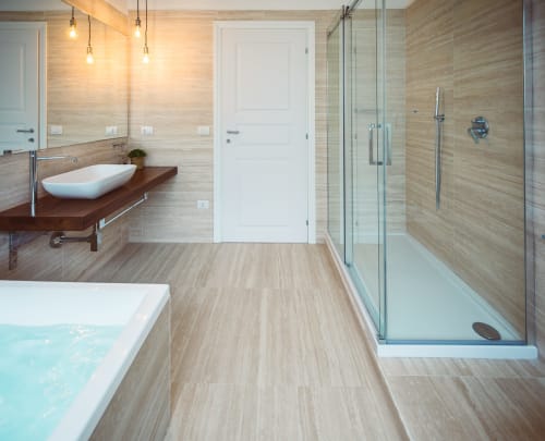 Lussuoso bagno della Jacuzzi Suite di Bluemoon Sardinia a Cagliari con finiture moderne, vasca da bagno e cabina doccia