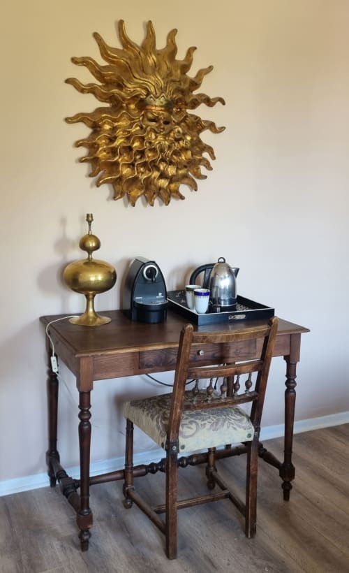 Bureau en bois avec lampe en laiton et service à café dans la suite Les Forges Du Lou, Jugon-les-Lacs