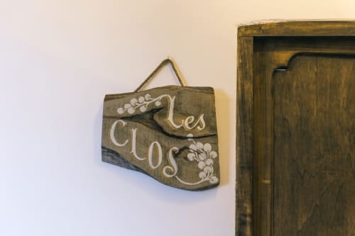 Pancarte en bois « Les Clos » de la chambre au gîte Le Prieuré Du Preux à Sépeaux Saint Romain, France