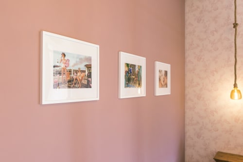 Chambre Les Clos du Prieuré Du Preux avec murs rose pâle, tableaux encadrés et éclairage suspendu