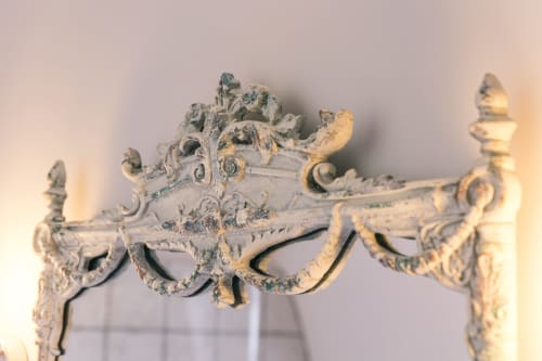 Élément décoratif en métal ouvragé avec patine au Prieuré Du Preux, gîte de charme à Sépeaux Saint Romain, France