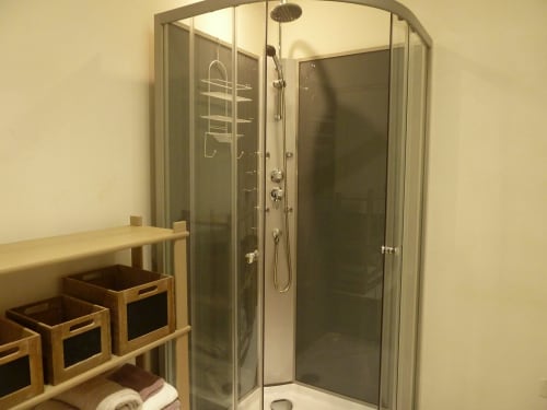 Moderno baño con ducha de lluvia en el Château De Clusors B&B en Saint-Menoux, Francia