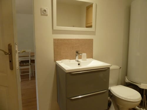 Baño moderno en Château De Clusors B&B con lavabo, inodoro y azulejos de pared en Saint Menoux
