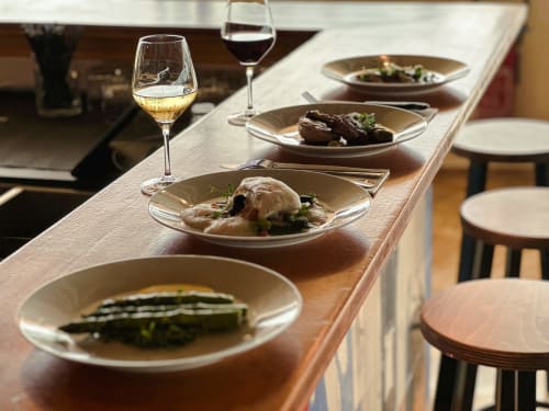 Gastronomía fina en el Hotel La Prison Béziers con maridaje de vinos y platos gourmet