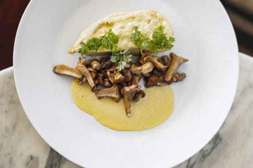 Sándwich gourmet de hongos con salsa cremosa y perejil fresco en el Hotel La Prison, Béziers