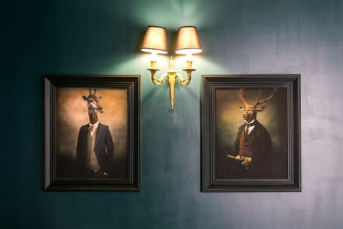 Applique murale élégante avec portraits d'animaux encadrés à la boutique-hôtel Le Prieuré Du Preux à Sépeaux