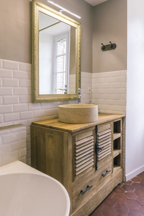 Salle de bains moderne de la chambre Bougros au Prieuré Du Preux avec lavabo rond, meuble vasque en bois et carrelage métro rose