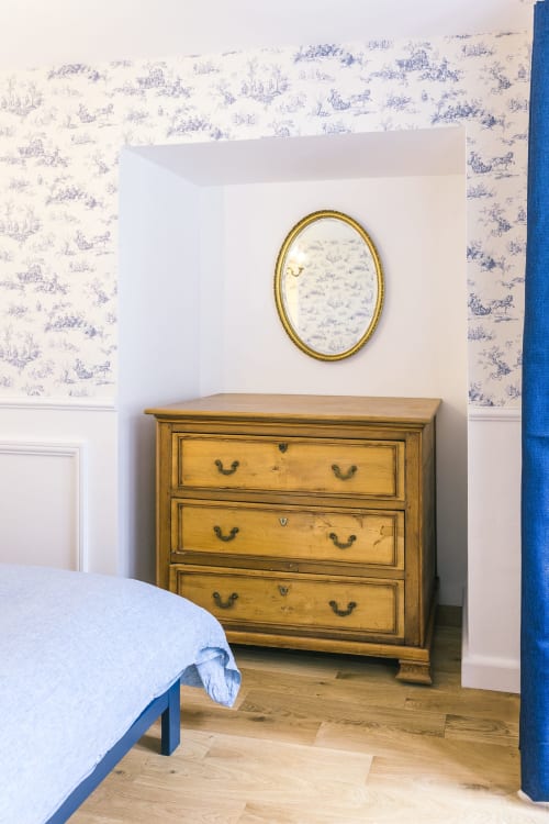 Chambre Blanchot du Gîte Le Prieuré Du Preux : commode en bois, miroir ovale et papier peint toile de Jouy