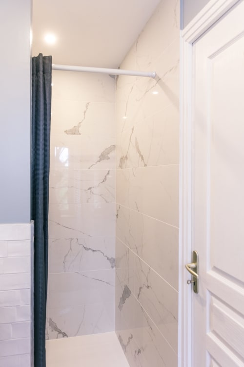 Douche moderne en marbre dans la chambre Blanchot au Gîte Le Prieuré Du Preux, Sépeaux Saint Romain