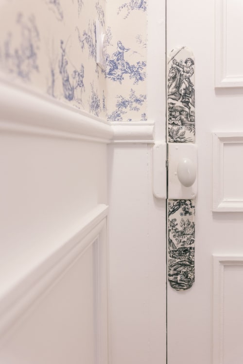 Porte élégante de la salle de bain du Prieuré Du Preux avec papier peint toile bleu et panneau décoratif à motifs dans la chambre Blanchot