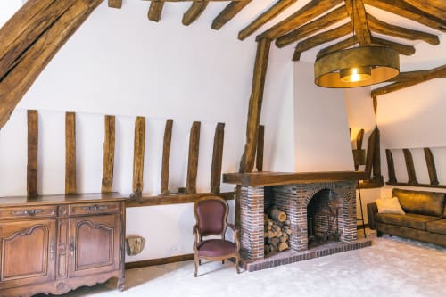 Chambre VAUDESIR au Prieuré Du Preux avec poutres apparentes, cheminée en brique et mobilier d'époque dominant les jardins