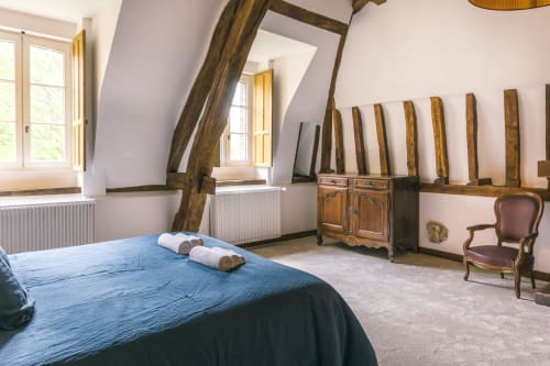 Chambre VAUDESIR du Prieuré du Preux avec lit bleu, poutres apparentes, fenêtres et mobilier en bois
