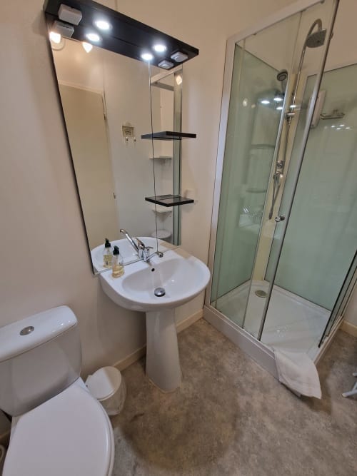 Chambre double, salle de bain