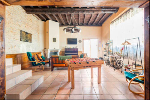 Geräumiges Spielzimmer im La Maison de la Colline B&B in Vers, Frankreich mit Tischfußball und Sitzbereich