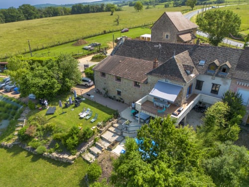 La Maison de la Colline B&B in Vers, Frankreich - Luftaufnahme eines Steinhauses mit gepflegten Gärten und ländlicher Umgebung