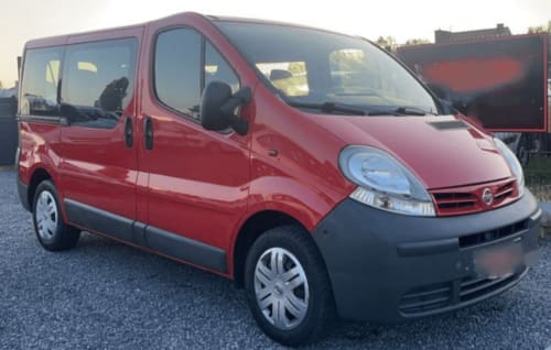 Minivan Nissan rouge à Locations Loc'Maria, hébergement Belle Île en Mer
