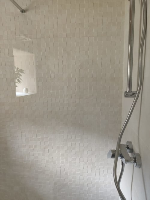 Walk-in shower in the Rose guest room at Le Rêve d’Alice with light-colored tiles