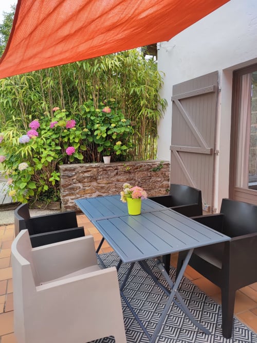 Terrasse Villa Côté Port à Doëlan, espace détente et vue jardin