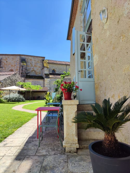 Terrasse du Rêve d’Alice le long du jardin, cadre paisible pour le petit-déjeuner