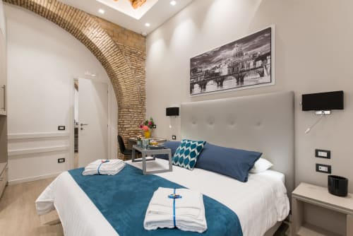 Camera con Arco di Mattoni Romani, Soffitto in Travi di Legno e Letto King Size – Comfort e Stile Unici

Scopri una camera dal fascino senza tempo, dove l'architettura storica incontra il comfort moderno. Situata in una zona centrale, questa camera elegante è perfetta per chi cerca un soggiorno esclusivo e rilassante. Caratterizzata da un arco di mattoni romani e un soffitto in travi di legno, l'atmosfera è calda, accogliente e unica.

Caratteristiche principali della camera:

Arco di mattoni romani: Un elemento storico che conferisce alla camera un'atmosfera affascinante e autentica.
Soffitto in travi di legno: Un tocco rustico che aggiunge calore e charme all'ambiente.
Letto matrimoniale king size: Per garantire un riposo perfetto durante il tuo soggiorno.
Smart TV con Netflix: Accedi ai tuoi contenuti preferiti e rilassati con film e serie TV.
Prese di ricarica classiche e USB: Per una connessione comoda e rapida ai tuoi dispositivi elettronici.
Arredamento moderno e funzionale: Spazio studiato per offrire il massimo del comfort e della praticità.
Perfetta per coppie, famiglie o chiunque desideri una combinazione di storia e modernità durante il soggiorno, questa camera ti farà sentire come a casa. Prenota subito e vivi un'esperienza unica!