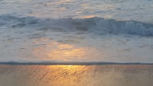 Goldener Sonnenuntergang über Atlantikwellen am Strand Le Manoir Lacustre in Queyrac, Frankreich