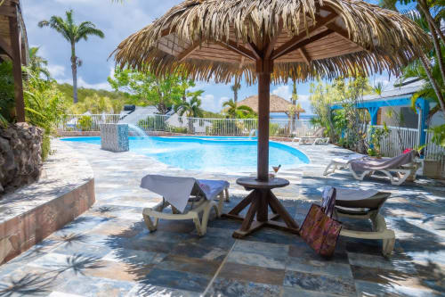 Piscine paradisiaque de la Résidence Vue Mer à Deshaies, Guadeloupe. Un endroit idéal pour se ressourcer en famille sous les tropiques.