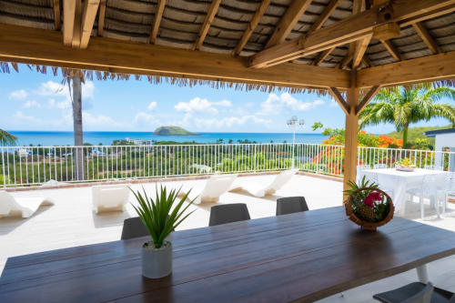 Vue panoramique sur les îles caribéennes de la Résidence Vue Mer à Deshaies en Guadeloupe. Ambiance conviviale garantie !