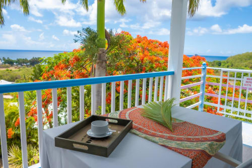 Vue panoramique et fleurie de la Résidence Vue Mer en Guadeloupe, Deshaies