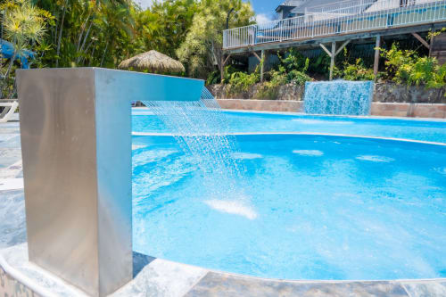 Piscine de la Résidence vue mer à Deshaies -Guadeloupe, où vous pourrez vivre des moments mémorables en famille ou entre amis.