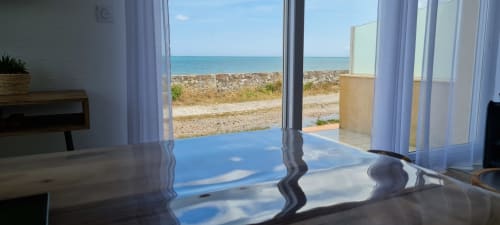 Sea view from Gîte La mer cottage at Relais des Iles, Saint-Marcouf, with turquoise waters and rocky beach visible through