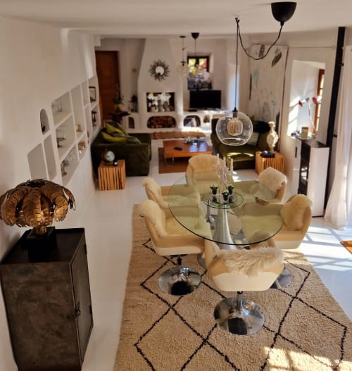 Salle à manger de villa moderne avec table en verre, chaises crème et espace ouvert aux Las Fincas De Annie, Felanitx