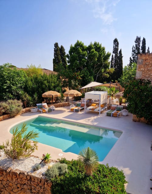 Villa de luxe aux Las Fincas De Annie à Felanitx avec piscine turquoise, transats et vue sur les montagnes