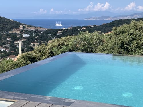 vue sur l'ile rousse de la villa près de la piscine miroir et débordement