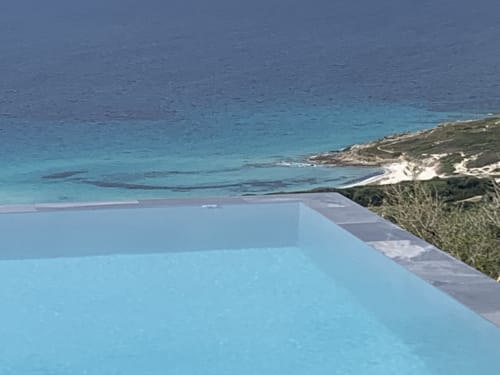 Vue sur plage de Bodre de la piscine miroir