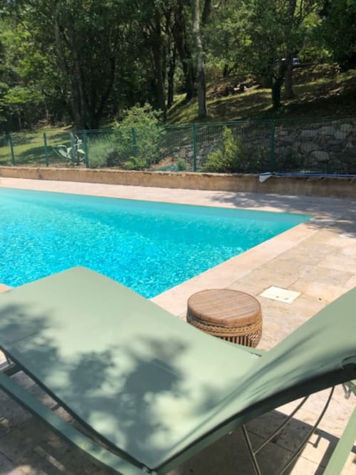 piscine avec transat et parasol au cour des Maures et à l'ombre des chênes. Accès privé