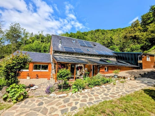 Espace Spa Jacuzzi entrée et terrasse privative, jardin privatif, grand lit double, lumineuse, bordée d'un torrent directement sur la terrasse, vue direct sur la nature, sans voisins, en Aubrac, grand lit double, chambres, hotel en Aubrac , en Aveyron, coin bureau, télétravail, tv et wifi haut débit, salle de bain douche à l'italienne refaite en 2023,  4 personnes.  Espace barbecue frigo réfrigérateur viande d' Aubrac  Chambre cocooning tranquille, vue sur la nature, et torrent d'Aubrac en Aveyron séjour chambre d'hôtes aubrac Aveyron nature 12 neige ski hotel hébergement authentique plateau aubrac randonnée éco écologique hôtels atypique, montagne campagne original logement rivière truites vaches buron laguiole nasbinals cascade du deroc transhumance original.repas pension Plateau dinatoire pour deux personnes petit déjeuner