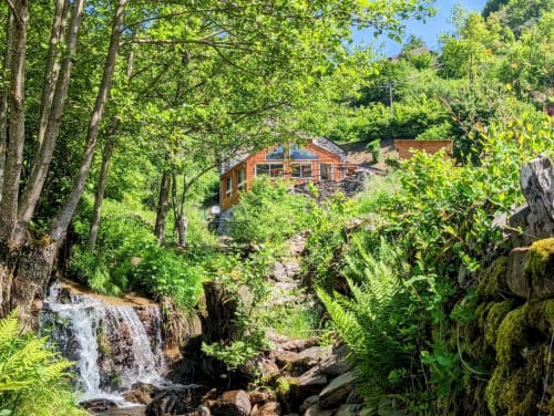Espace Spa Jacuzzi entrée et terrasse privative, jardin privatif, grand lit double, lumineuse, bordée d'un torrent directement sur la terrasse, vue direct sur la nature, sans voisins, en Aubrac, grand lit double, chambres, hotel en Aubrac , en Aveyron, coin bureau, télétravail, tv et wifi haut débit, salle de bain douche à l'italienne refaite en 2023,  4 personnes.  Espace barbecue frigo réfrigérateur viande d' Aubrac  Chambre cocooning tranquille, vue sur la nature, et torrent d'Aubrac en Aveyron séjour chambre d'hôtes aubrac Aveyron nature 12 neige ski hotel hébergement authentique plateau aubrac randonnée éco écologique hôtels atypique, montagne campagne original logement rivière truites vaches buron laguiole nasbinals cascade du deroc transhumance original.repas pension Plateau dinatoire pour deux personnes petit déjeuner