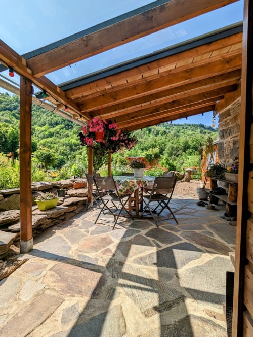 Espace Spa Jacuzzi entrée et terrasse privative, jardin privatif, grand lit double, lumineuse, bordée d'un torrent directement sur la terrasse, vue direct sur la nature, sans voisins, en Aubrac, grand lit double, chambres, hotel en Aubrac , en Aveyron, coin bureau, télétravail, tv et wifi haut débit, salle de bain douche à l'italienne refaite en 2023,  4 personnes.  Espace barbecue frigo réfrigérateur viande d' Aubrac  Chambre cocooning tranquille, vue sur la nature, et torrent d'Aubrac en Aveyron séjour chambre d'hôtes aubrac Aveyron nature 12 neige ski hotel hébergement authentique plateau aubrac randonnée éco écologique hôtels atypique, montagne campagne original logement rivière truites vaches buron laguiole nasbinals cascade du deroc transhumance original.repas pension Plateau dinatoire pour deux personnes petit déjeuner